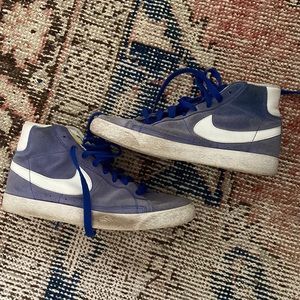 Women’s size 6/ kids size 3Y vintage Nike high top blazers.